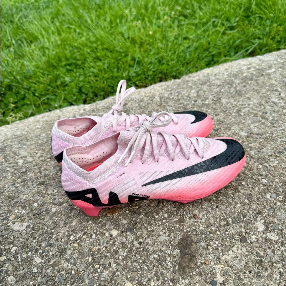 Nike Women's Pink Soccer Cleats